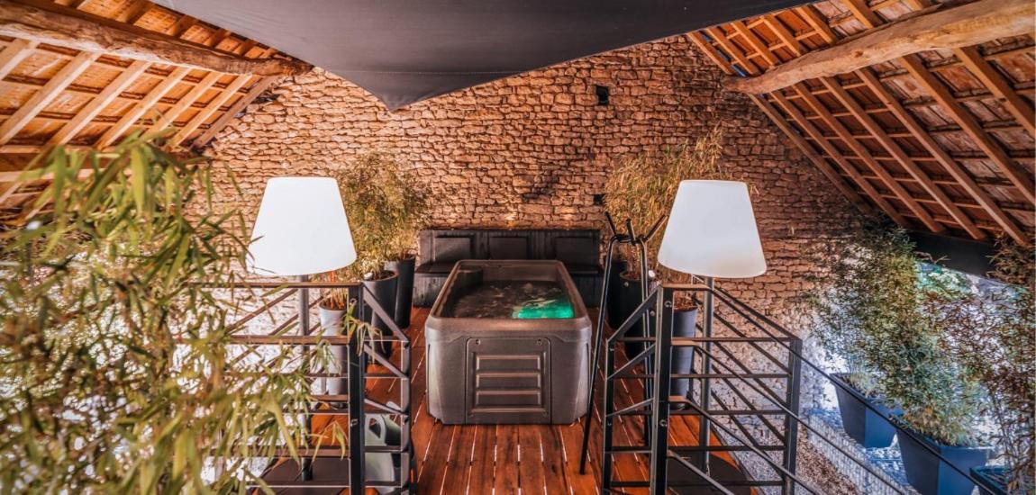 Le Studio Des Pres Verts Suite Design Avec Jacuzzi Privatif Jouey Exterior photo